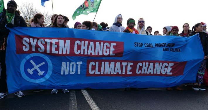 Demo-Banner bei Ende Gelände 2017: System change, not climate change.