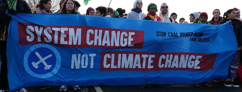 Demo-Banner bei Ende Gelände 2017: System change, not climate change.