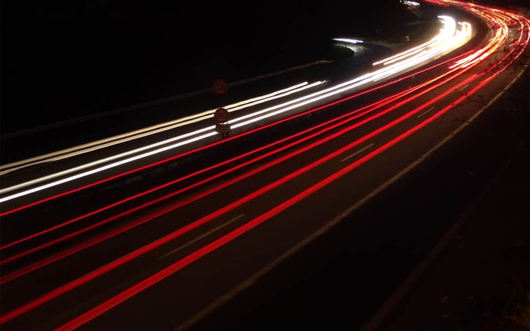 Autobahn-Verkehrsströme bei Nacht