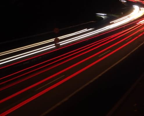Autobahn-Verkehrsströme bei Nacht