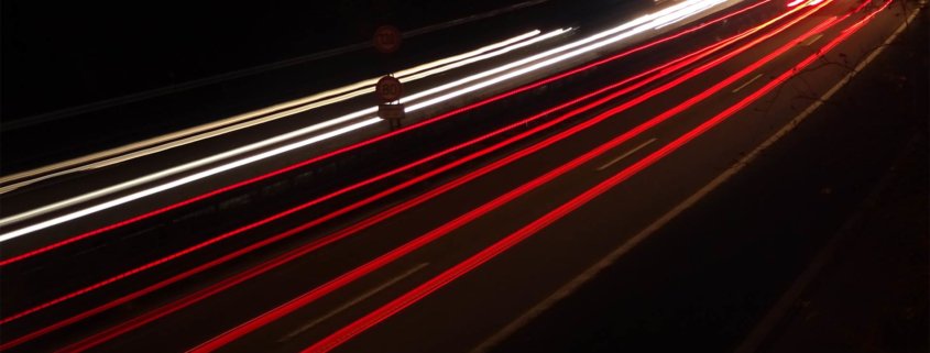 Autobahn-Verkehrsströme bei Nacht