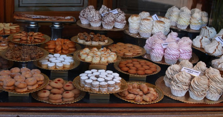 Schaufenster: Hier gibt es Kuchen, Kekse und Törtchen.